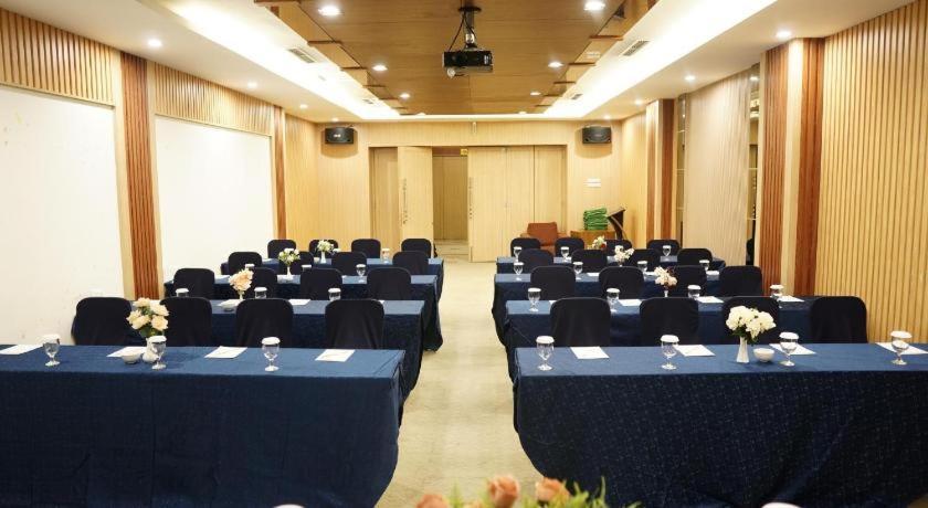 New Hollywood Hotel Pekanbaru Dış mekan fotoğraf