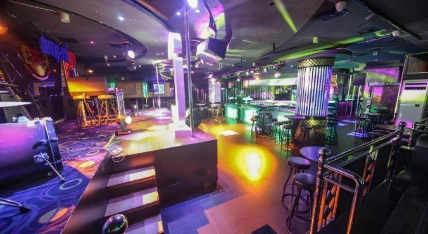 New Hollywood Hotel Pekanbaru Dış mekan fotoğraf