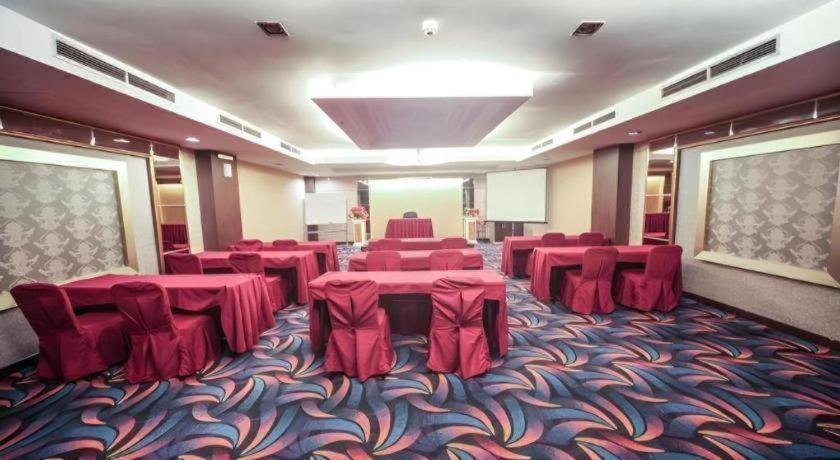 New Hollywood Hotel Pekanbaru Dış mekan fotoğraf