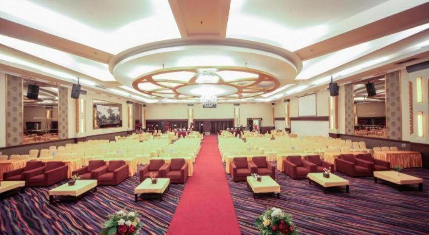 New Hollywood Hotel Pekanbaru Dış mekan fotoğraf