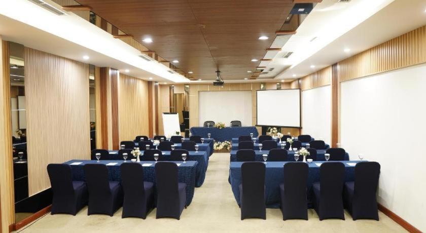 New Hollywood Hotel Pekanbaru Dış mekan fotoğraf