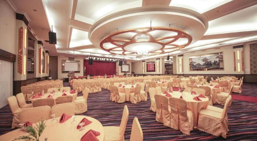 New Hollywood Hotel Pekanbaru Dış mekan fotoğraf