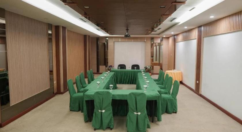 New Hollywood Hotel Pekanbaru Dış mekan fotoğraf